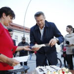 04.11.2018 Kielce. Prezydent elekt Bogdan Wenta częstuje tortem mieszkańców / Jarosław Kubalski / Radio Kielce