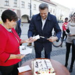 04.11.2018 Kielce. Prezydent elekt Bogdan Wenta częstuje tortem mieszkańców / Jarosław Kubalski / Radio Kielce