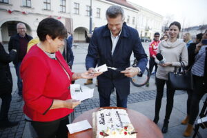 04.11.2018 Kielce. Prezydent elekt Bogdan Wenta częstuje tortem mieszkańców / Jarosław Kubalski / Radio Kielce