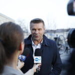 04.11.2018 Kielce. Prezydent elekt Bogdan Wenta częstuje tortem mieszkańców / Jarosław Kubalski / Radio Kielce