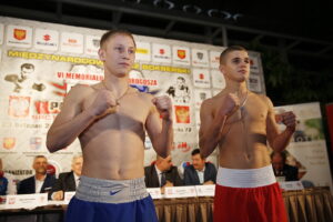22.11.2018 Kielce. Oficjalne ważenie zawodników przed meczem bokserskim Polska - Rosja. Sergiej Iarulin i Kacper Harkawy / Jarosław Kubalski / Radio Kielce