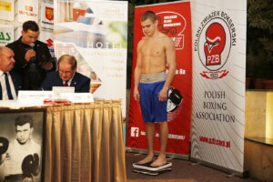 22.11.2018 Kielce. Oficjalne ważenie zawodników przed meczem bokserskim Polska - Rosja. Władimir Strygin / Jarosław Kubalski / Radio Kielce