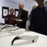 24.11.2018 Ćmielów. Wystawa prac Natalii i Rafała Olbińskich „Metamorfozy z ludzką twarzą” w fabryce porcelany AS / Jarosław Kubalski / Radio Kielce