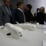 24.11.2018 Ćmielów. Wystawa prac Natalii i Rafała Olbińskich „Metamorfozy z ludzką twarzą” w fabryce porcelany AS / Jarosław Kubalski / Radio Kielce