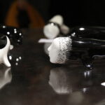 24.11.2018 Ćmielów. Wystawa prac Natalii i Rafała Olbińskich „Metamorfozy z ludzką twarzą” w fabryce porcelany AS / Jarosław Kubalski / Radio Kielce