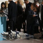 24.11.2018 Ćmielów. Wystawa prac Natalii i Rafała Olbińskich „Metamorfozy z ludzką twarzą” w fabryce porcelany AS / Jarosław Kubalski / Radio Kielce