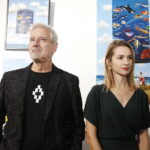 24.11.2018 Ćmielów. Wystawa prac Natalii i Rafała Olbińskich „Metamorfozy z ludzką twarzą” w fabryce porcelany AS. Rafał Olbiński z córką Natalią / Jarosław Kubalski / Radio Kielce