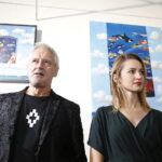 24.11.2018 Ćmielów. Wystawa prac Natalii i Rafała Olbińskich „Metamorfozy z ludzką twarzą” w fabryce porcelany AS. Rafał Olbiński z córką Natalią / Jarosław Kubalski / Radio Kielce