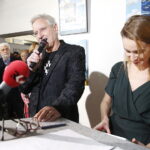 24.11.2018 Ćmielów. Wystawa prac Natalii i Rafała Olbińskich „Metamorfozy z ludzką twarzą” w fabryce porcelany AS. Rafał Olbiński z córką Natalią / Jarosław Kubalski / Radio Kielce