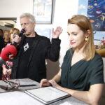 24.11.2018 Ćmielów. Wystawa prac Natalii i Rafała Olbińskich „Metamorfozy z ludzką twarzą” w fabryce porcelany AS. Rafał Olbiński z córką Natalią / Jarosław Kubalski / Radio Kielce