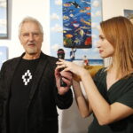 24.11.2018 Ćmielów. Wystawa prac Natalii i Rafała Olbińskich „Metamorfozy z ludzką twarzą” w fabryce porcelany AS. Rafał Olbiński z córką Natalią / Jarosław Kubalski / Radio Kielce