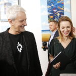 24.11.2018 Ćmielów. Wystawa prac Natalii i Rafała Olbińskich „Metamorfozy z ludzką twarzą” w fabryce porcelany AS. Rafał Olbiński z córką Natalią / Jarosław Kubalski / Radio Kielce