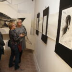 24.11.2018 Ćmielów. Wystawa prac Natalii i Rafała Olbińskich „Metamorfozy z ludzką twarzą” w fabryce porcelany AS / Jarosław Kubalski / Radio Kielce