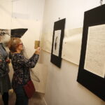 24.11.2018 Ćmielów. Wystawa prac Natalii i Rafała Olbińskich „Metamorfozy z ludzką twarzą” w fabryce porcelany AS / Jarosław Kubalski / Radio Kielce