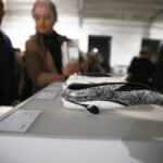 24.11.2018 Ćmielów. Wystawa prac Natalii i Rafała Olbińskich „Metamorfozy z ludzką twarzą” w fabryce porcelany AS / Jarosław Kubalski / Radio Kielce