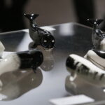 24.11.2018 Ćmielów. Wystawa prac Natalii i Rafała Olbińskich „Metamorfozy z ludzką twarzą” w fabryce porcelany AS / Jarosław Kubalski / Radio Kielce