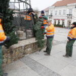 26.11.2018 Kielce. Pracownicy RPZ stawiają choinkę na Rynku / Jarosław Kubalski / Radio Kielce