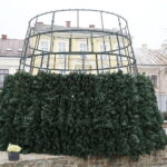 26.11.2018 Kielce. Pracownicy RPZ stawiają choinkę na Rynku / Jarosław Kubalski / Radio Kielce