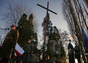 29.11.2018 Kielce. Uroczystości pod krzyżem powstańczym przy zbiegu ulic Zagórskiej i Źródłowej w 188 rocznicę wybuchu powstania listopadowego / Jarosław Kubalski / Radio Kielce