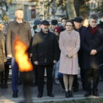 29.11.2018 Kielce. Uroczystości pod krzyżem powstańczym przy zbiegu ulic Zagórskiej i Źródłowej w 188. rocznicę wybuchu powstania listopadowego.  Doradca prezydenta Danuta Papaj, prezydent Kielc Bogdan Wenta, kurator oświaty Kazimierz Mądzik, wojewoda świętokrzyski Agata Wojtyszek i senator Krzysztof Słoń / Jarosław Kubalski / Radio Kielce