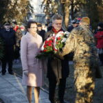 29.11.2018 Kielce. Uroczystości pod krzyżem powstańczym przy zbiegu ulic Zagórskiej i Źródłowej w 188 rocznicę wybuchu powstania listopadowego. Wojewoda Agata Wojtyszek i senator Krzysztof Słoń / Jarosław Kubalski / Radio Kielce