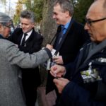 Kielce. Znane osoby kwestują. Na zdjęciu (od lewej): senator Krzysztof Słoń, Wojciech Lubawski - prezydent Kielc i Andrzej Sygut - wiceprezydent Kielc / Jarosław Kubalski / Radio Kielce