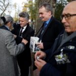 Kielce. Znane osoby kwestują. Na zdjęciu (od lewej): senator Krzysztof Słoń, Wojciech Lubawski - prezydent Kielc i Andrzej Sygut - wiceprezydent Kielc / Jarosław Kubalski / Radio Kielce