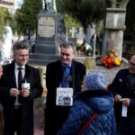 Kielce. Znane osoby kwestują. Na zdjęciu (od lewej): senator Krzysztof Słoń, Wojciech Lubawski - prezydent Kielc i Andrzej Sygut - wiceprezydent Kielc / Jarosław Kubalski / Radio Kielce