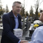 Kielce. Znane osoby kwestują. Na zdjęciu Bogdan Wenta - kandydat na prezydenta Kielc / Jarosław Kubalski / Radio Kielce