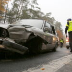 Wypadek w Miedzianej Górze. Samochód uderzył w bariery ochronne / Jarosław Kubalski / Radio Kielce