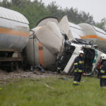 Wypadek w miejscowości Wólka Plebańska w powiecie koneckim. Pociąg towarowy przewożący cysterny z gazem zderzył się z samochodem ciężarowym / Jarosław Kubalski / Radio Kielce