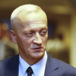 Inaugurująca nową kadencję sesja Rady Powiatu Kieleckiego. Jacek Kuzia z Prawa i Sprawiedliwości, nowy przewodniczący Rady Powiatu Kieleckiego / Jarosław Kubalski / Radio Kielce