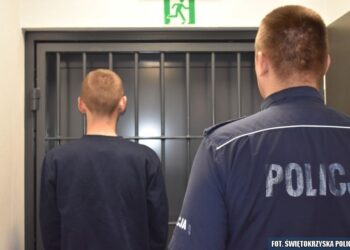Zatrzymanie 19-latków, którzy grozili przechodniom nożem / http://www.swietokrzyska.policja.gov.pl