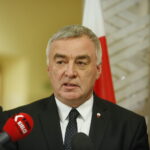 Podpisanie umów na szerokopasmowy internet dla szkół w Liceum Ogólnokształcącym im. J. Piłsudskiego w Kielcach. Briefing prasowy. Na zdjęciu: Andrzej Bętkowski - wicewojewoda świętokrzyski / Marzena Mąkosa / Radio Kielce