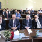 Uroczysta, pożegnalna sesja kieleckiej rady miasta w ratuszu. Podsumowanie działalności samorządu Kielc w kadencji 2014 – 2018. Na zdjęciu (od lewej): Wojciech Lubawski - prezydent Kielc, Czesław Gruszewski - zastępca prezydenta, Tadeusz Sayor - zastępca prezydenta i Andrzej Sygut - zastępca prezydenta / Marzena Mąkosa / Radio Kielce