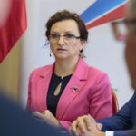 Podpisanie umów na remont dróg i wręczenie rządowych promes. Na zdjęciu Agata Wojtyszek - wojewoda świętokrzyski / Marzena Mąkosa / Radio Kielce