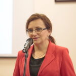 Wręczenie nagród laureatom konkursu na projekt graficzny "Zaprojektuj Niepodległość". Przemawia Agata Wojtyszek - wojewoda świętokrzyski / Marzena Mąkosa / Radio Kielce