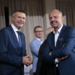 Sztab wyborczy Bogdana Wenty. Na zdjęciu Bogdan Wenta i Krzysztof Adamczyk / Marzena Mąkosa / Radio Kielce