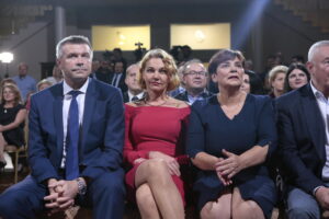 Sztab wyborczy Bogdana Wenty. Na zdjęciu (od lewej): Bogdan Wenta, Iwona Wenta i Danuta Papaj / Marzena Mąkosa / Radio Kielce