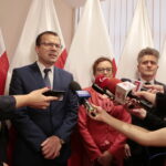 Konferencja wiceministra Rodziny, Pracy i Polityki Społecznej Marcina Zielenieckiego dotycząca wystawiania elektronicznych zwolnień lekarskich. Na zdjęciu (od lewej): Marcin Zieleniecki - wiceminister Rodziny, Pracy i Polityki Społecznej, Agata Wojtyszek - wojewoda świętokrzyski i Krzysztof Słoń - senator RP / Marzena Mąkosa / Radio Kielce