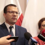 Konferencja wiceministra Rodziny, Pracy i Polityki Społecznej Marcina Zielenieckiego dotycząca wystawiania elektronicznych zwolnień lekarskich. Na zdjęciu: Marcin Zieleniecki - wiceminister Rodziny, Pracy i Polityki Społecznej i Agata Wojtyszek - wojewoda świętokrzyski / Marzena Mąkosa / Radio Kielce