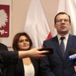 Konferencja wiceministra Rodziny, Pracy i Polityki Społecznej Marcina Zielenieckiego dotycząca wystawiania elektronicznych zwolnień lekarskich. Na zdjęciu (od lewej): Małgorzata Kiebzak - dyrektor Świętokrzyskiego Narodowego Funduszu Zdrowia i Marcin Zieleniecki - wiceminister Rodziny, Pracy i Polityki Społecznej / Marzena Mąkosa / Radio Kielce