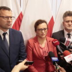 Konferencja wiceministra Rodziny, Pracy i Polityki Społecznej Marcina Zielenieckiego dotycząca wystawiania elektronicznych zwolnień lekarskich. Na zdjęciu (od lewej): Marcin Zieleniecki - wiceminister Rodziny, Pracy i Polityki Społecznej, Agata Wojtyszek - wojewoda świętokrzyski i Krzysztof Słoń - senator RP / Marzena Mąkosa / Radio Kielce