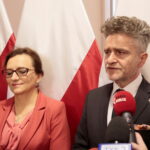 Konferencja wiceministra Rodziny, Pracy i Polityki Społecznej Marcina Zielenieckiego dotycząca wystawiania elektronicznych zwolnień lekarskich. Na zdjęciu (od lewej): Agada Wojtyszek - wojewoda świętokrzyski i Krzysztof Słoń - senator RP / Marzena Mąkosa / Radio Kielce