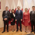 Konferencja wiceministra Rodziny, Pracy i Polityki Społecznej Marcina Zielenieckiego dotycząca wystawiania elektronicznych zwolnień lekarskich. Na zdjęciu (od lewej): Paweł Kaleta - dyrektor Zakładu Ubezpieczeń Społecznych Oddział w Kielcach, Małgorzata Kiebzak - dyrektor Świętokrzyskiego Narodowego Funduszu Zdrowia, Marcin Zieleniecki - wiceminister Rodziny, Pracy i Polityki Społecznej, Agata Wojtyszek - wojewoda świętokrzyski, Krzysztof Słoń - senator RP / Marzena Mąkosa / Radio Kielce