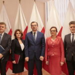 Konferencja wiceministra Rodziny, Pracy i Polityki Społecznej Marcina Zielenieckiego dotycząca wystawiania elektronicznych zwolnień lekarskich. Na zdjęciu (od lewej): Paweł Kaleta - dyrektor Zakładu Ubezpieczeń Społecznych Oddział w Kielcach, Małgorzata Kiebzak - dyrektor Świętokrzyskiego Narodowego Funduszu Zdrowia, Marcin Zieleniecki - wiceminister Rodziny, Pracy i Polityki Społecznej, Agata Wojtyszek - wojewoda świętokrzyski, Krzysztof Słoń - senator RP / Marzena Mąkosa / Radio Kielce