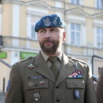 Konferencja prasowa dotycząca organizacji sobotniego pikniku patriotycznego „Służymy Niepodległej” oraz obchodów Święta Niepodległości. płk Paweł Chabielski - dowódca Centrum Przygotowań do Misji Zagranicznych w Kielcach / Marzena Mąkosa / Radio Kielce