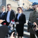 Konferencja prasowa dotycząca organizacji sobotniego pikniku patriotycznego „Służymy Niepodległej” oraz obchodów Święta Niepodległości. Na zdjęciu (od lewej): Krzysztof Słoń - senator RP, Wojciech Lubawski - prezydent Kielc, Agata Wojtyszek - wojewoda świętokrzyski i płk Paweł Chabielski - dowódca Centrum Przygotowań do Misji Zagranicznych w Kielcach / Marzena Mąkosa / Radio Kielce