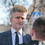 Konferencja prasowa dotycząca organizacji sobotniego pikniku patriotycznego „Służymy Niepodległej” oraz obchodów Święta Niepodległości. Na zdjęciu Krzysztof Słoń - senator RP / Marzena Mąkosa / Radio Kielce