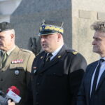 Konferencja prasowa dotycząca organizacji sobotniego pikniku patriotycznego „Służymy Niepodległej” oraz obchodów Święta Niepodległości. Na zdjęciu (od lewej): płk Jarosław Molisak - szef WSzW w Kielcach, Adam Czajka - Świętokrzyski Komendant Wojewódzki Państwowej Straży Pożarnej i Krzysztof Słoń - senator RP / Marzena Mąkosa / Radio Kielce
